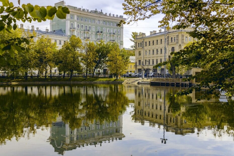 A Solitary Life in the Metropolis Чистые пруды