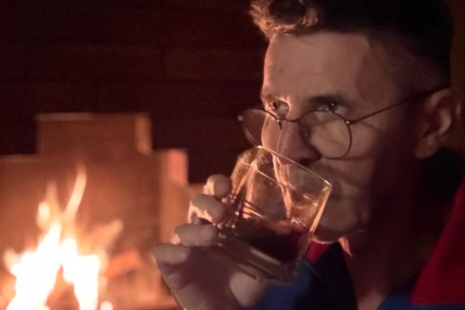 Rainy Moscow street in 2025 with an expat checking a banking app and delivery couriers rushing by — symbolizing the salary gap and cost of living in the city.